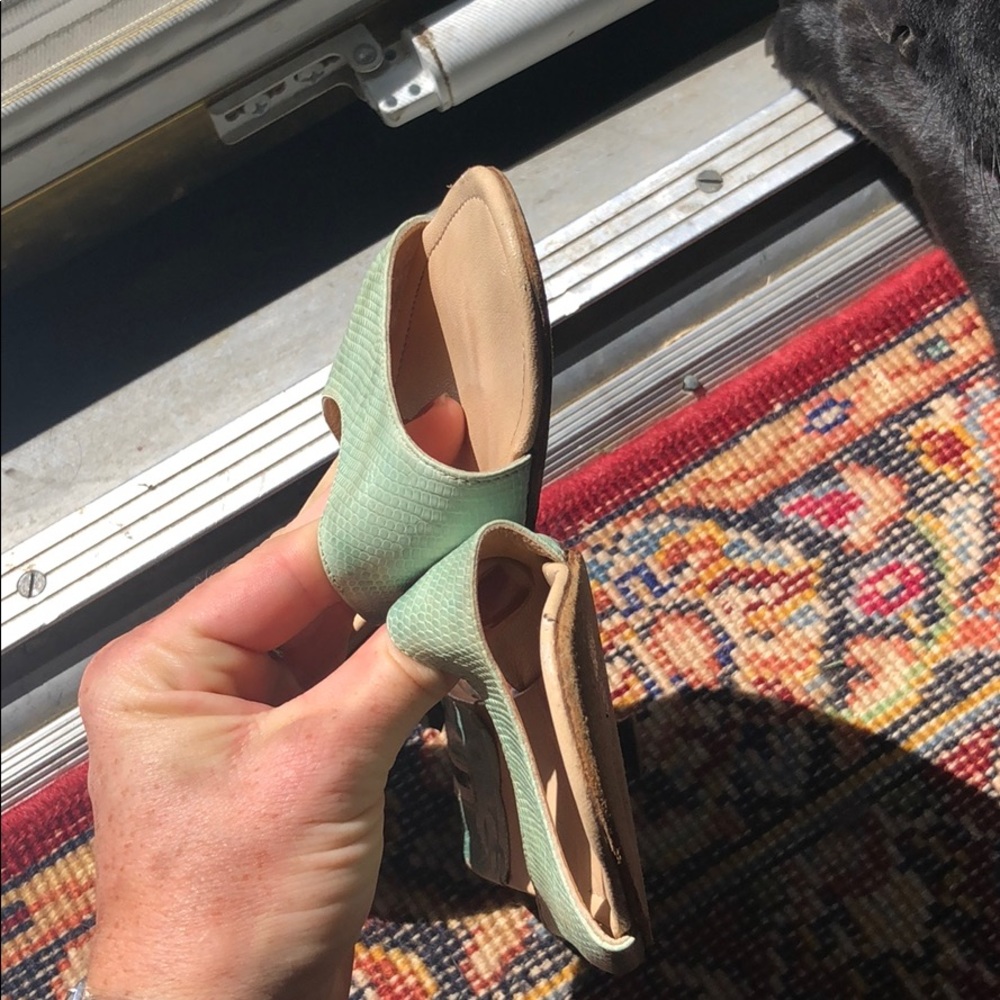 Sea foam Manolo Blahnik snakeskin kitten heels - Picture 7 of 7